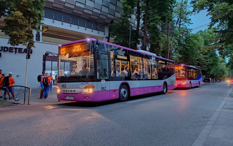 “De la autobuze cu afișaje, anunțuri și podea coborâtă la microbuze cu puține locuri, fără afișaje, cu podea inaltă și trepte, o singură ușă și suspensii ca inexistente - dubițe diesel neaccesibile au început să circule frecvent în peisajul transportului urban.