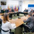 În prezența prefectului Bistrița, Mica Oprea, ministrul dezvoltării, Atilla Cseke și ministrul afacerilor interne, Lucian Bode, au semnat contractul de finanțare pentru renovarea energetică a Palatului Administrativ.