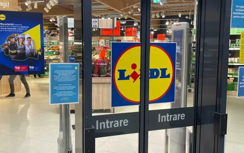 Noul magazin Lidl se află pe str. T. Vladimirescu, lângă locația provizorie a pieței agroalimentare a orașului, care urmează să revină pe vechiul amplasament, din centrul localității.