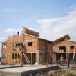 Aproape jumătate din reşedinţele de judeţ ale României au primit în 2021 mai puţine locuinţe noi decât în 2020.