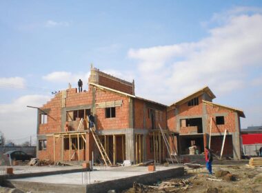 Aproape jumătate din reşedinţele de judeţ ale României au primit în 2021 mai puţine locuinţe noi decât în 2020.