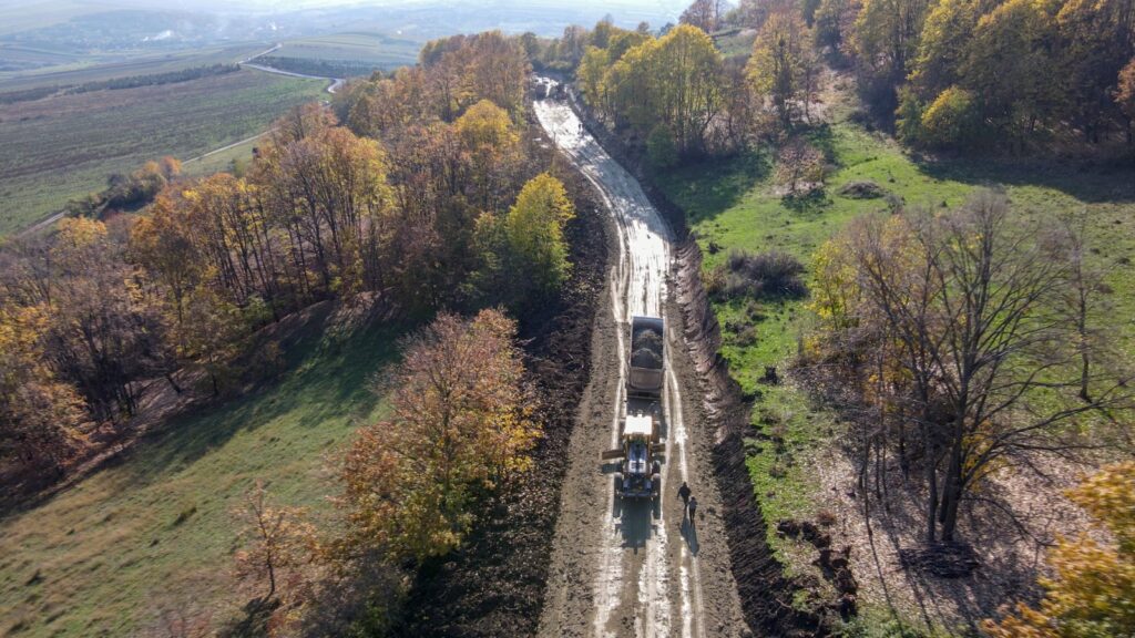 Consiliul Județean Sălaj a efectuat o primă plată, de 2 milioane de lei, către antreprenorul responsabil de modernizarea Drumului Județean 109P: Camăr - limită județ Satu Mare, investiție finanțată prin Programul Național de Investiții "Anghel Saligny".