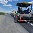 Constructorul bistrițean Frasinul a finalizat lucrările în doar 13 luni față de cele 24 de luni avute la dispoziție, deși a fost nevoie, pe 90% din drum, de stabilizare cu lianți hidraulici, soluție folosită la mai mult la autostrăzi și drumuri intens circulate