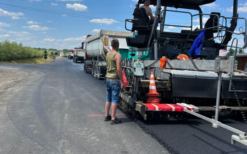 Constructorul bistrițean Frasinul a finalizat lucrările în doar 13 luni față de cele 24 de luni avute la dispoziție, deși a fost nevoie, pe 90% din drum, de stabilizare cu lianți hidraulici, soluție folosită la mai mult la autostrăzi și drumuri intens circulate