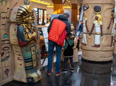 În Iulius Mall Cluj, cei mici au ocazia să descopere istoria Egiptului antic și să exploreze piramidele prin intermediul unei expoziții inedite