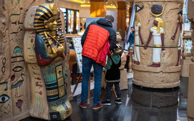 În Iulius Mall Cluj, cei mici au ocazia să descopere istoria Egiptului antic și să exploreze piramidele prin intermediul unei expoziții inedite
