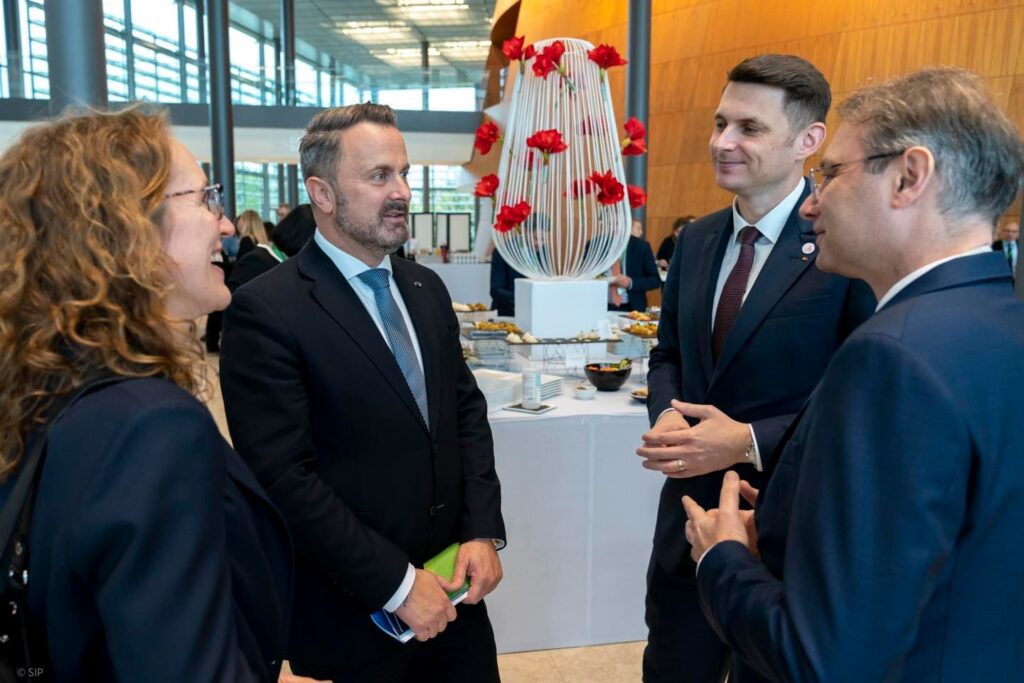 Am fost prezent la Reuniunea Ministerială a Comitetului Organizaţiei pentru Cooperare şi Dezvoltare Economică privind guvernanța publică și la Forumul Global “Building Trust and Reinforcing Democracy”, în contextul deschiderii procesului de aderare a țării noastre la OCDE.