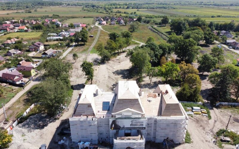 Președintele Consiliului Județean (CJ) Cluj, Alin Tișe, a realizat, împreună cu responsabilii de proiect din cadrul instituției, o evaluare a stadiului lucrărilor derulate în procesul de reabilitare a ansamblului-monument clădire Castel Banffy și parc din localitatea Răscruci, din comuna Bonțida.