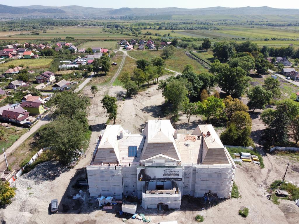 Președintele Consiliului Județean (CJ) Cluj, Alin Tișe, a realizat, împreună cu responsabilii de proiect din cadrul instituției, o evaluare a stadiului lucrărilor derulate în procesul de reabilitare a ansamblului-monument clădire Castel Banffy și parc din localitatea Răscruci, din comuna Bonțida.
