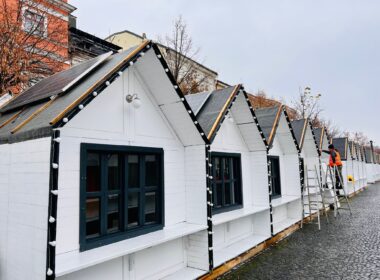 Dezvoltatoriul de proiecte solare mari Parapet.ro și Primăria Cluj-Napoca au încheiat un parteneriat pentru a face primii pași pentru reducerea consumului de energie în cadrul unui eveniment public, prin montarea de panouri fotovoltaice pe căsuțele existente în Târgul de Crăciun.