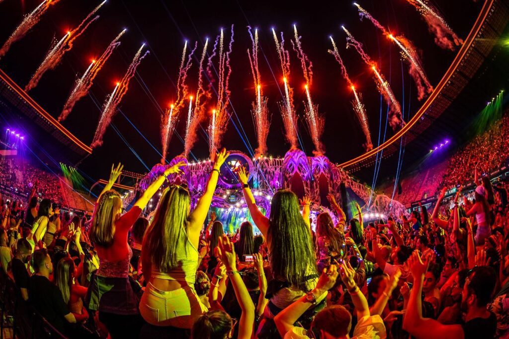 Untold își va lansa aftermovie-ul la Cluj și la București Fanii festivalului de la Cluj-Napoca vor putea retrăi momentele și amintirile lor preferate de la ediția din acest an printr-o experiență cinematografică. Aftermovie-ul Untold 2022 va fi lansat în avanpremieră la cinema, în București și în Cluj-Napoca, pe 21 noiembrie. Evenimentul de lansare din capitală va avea loc la Cineplexx în Băneasa Shopping City, iar în Cluj, la Cinema Florin Piersic, de la ora 20:00. Cei care doresc să vadă în avanpremieră cele mai impresionante momente de la Untold 2022 trebuie să se înregistreze pe site-ul oficial și să participe la concursul organizat pe paginile de Facebook sau Instagram ale festivalului. Locurile sunt limitate, iar înscrierea începe marți, 8 noiembrie, la ora 14:00. La lansarea aftermovie-ului vor participa vedete, influenceri, jurnaliști, bloggeri și parteneri ai Untold. Evenimentul se va încheia cu o petrecere Premiera aftermovie-ului Untold 2022 va avea loc a doua zi, în 22 noiembrie, pe canalul de Youtube al festivalului, la ora 12:00. În 21 noiembrie, după avanpremiera aftermovie-ului, fanii pot cumpăra abonamente la preț special pentru ediția de anul viitor. Doar cei care se înregis-trează pe Untold.com își pot asigurarea intrarea la ediția viitoare, în 21 noiembrie, la ora 21:00. Prețul pentru un abonament cu acces general va fi atunci de 129 de euro, plus taxe. În 22 noiembrie, organizatorii vor lăsa vânzarea abonamentelor la liber, fără înregistrare pe site-ul festivalului, iar prețul va fi de 139 de euro, plus taxe, pentru un abonament cu acces general. În 2023, Untold va avea loc între 3 și 6 august, la Cluj-Napoca. În curând, fanii vor afla și cine sunt primii artiști de talie internațională care vor urca pe scenele unuia dintre cele mai mari festivaluri din lume în vara anului viitor.