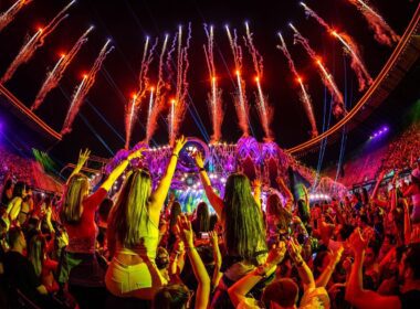 Untold își va lansa aftermovie-ul la Cluj și la București Fanii festivalului de la Cluj-Napoca vor putea retrăi momentele și amintirile lor preferate de la ediția din acest an printr-o experiență cinematografică. Aftermovie-ul Untold 2022 va fi lansat în avanpremieră la cinema, în București și în Cluj-Napoca, pe 21 noiembrie. Evenimentul de lansare din capitală va avea loc la Cineplexx în Băneasa Shopping City, iar în Cluj, la Cinema Florin Piersic, de la ora 20:00. Cei care doresc să vadă în avanpremieră cele mai impresionante momente de la Untold 2022 trebuie să se înregistreze pe site-ul oficial și să participe la concursul organizat pe paginile de Facebook sau Instagram ale festivalului. Locurile sunt limitate, iar înscrierea începe marți, 8 noiembrie, la ora 14:00. La lansarea aftermovie-ului vor participa vedete, influenceri, jurnaliști, bloggeri și parteneri ai Untold. Evenimentul se va încheia cu o petrecere Premiera aftermovie-ului Untold 2022 va avea loc a doua zi, în 22 noiembrie, pe canalul de Youtube al festivalului, la ora 12:00. În 21 noiembrie, după avanpremiera aftermovie-ului, fanii pot cumpăra abonamente la preț special pentru ediția de anul viitor. Doar cei care se înregis-trează pe Untold.com își pot asigurarea intrarea la ediția viitoare, în 21 noiembrie, la ora 21:00. Prețul pentru un abonament cu acces general va fi atunci de 129 de euro, plus taxe. În 22 noiembrie, organizatorii vor lăsa vânzarea abonamentelor la liber, fără înregistrare pe site-ul festivalului, iar prețul va fi de 139 de euro, plus taxe, pentru un abonament cu acces general. În 2023, Untold va avea loc între 3 și 6 august, la Cluj-Napoca. În curând, fanii vor afla și cine sunt primii artiști de talie internațională care vor urca pe scenele unuia dintre cele mai mari festivaluri din lume în vara anului viitor.