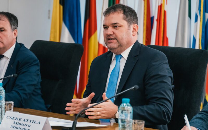 Ministrul Attila Cseke a semnat 11 noi contracte de finanțare, în valoare totală nerambursabilă de 7 milioane de lei, prin POR 2014-2020, coordonat de Ministerul Dezvoltării, Lucrărilor Publice și Administrației.