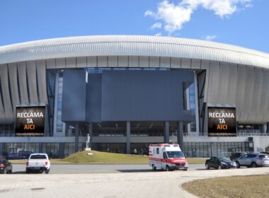 Încă din momentul inaugurării noii arene, în 2011, sistemul de parcaj de la Cluj Arena a funcționat neîntrerupt, fapt care i-a provocat uzură, generată de imposibilitatea actualizării cu noile tehnologii de plată.