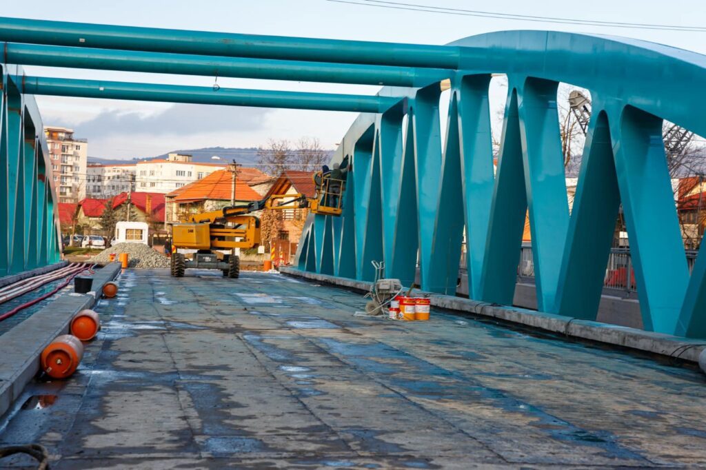 Lucrările la Podul Porțelanului sunt finalizate în proporție de 90%, termenul de finalizare fiind decembrie 2022”, conform municipalității clujene.