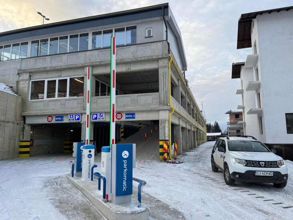 Kadra a precizat că parcarea de 80 de locuri din apropierea telegondolei, organizată pe două niveluri și zonă exterioară, a fost dotată cu un sistem pentru o administrare optimă a locurilor disponibile și o experiență mai fluidă pentru șoferi.