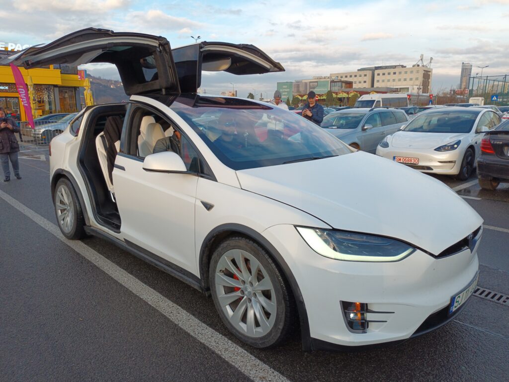 Asociația Tesla Happy Owners România (THOR) și Vivo Center Cluj au inițiat o întâlnire a fanilor acestui brand în parcarea mall-ului din Florești.
