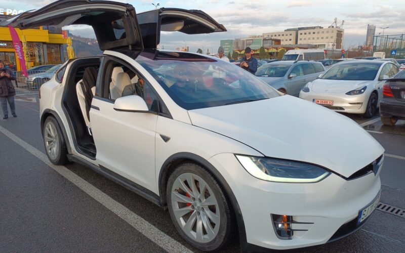 Asociația Tesla Happy Owners România (THOR) și Vivo Center Cluj au inițiat o întâlnire a fanilor acestui brand în parcarea mall-ului din Florești.