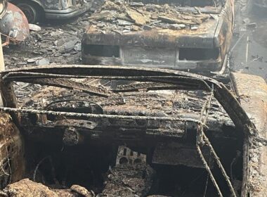 15 mașini de epocă au ars complet: hala din Tetarom care a luat foc adăpostea și un service în care proprietarul recondiționa.