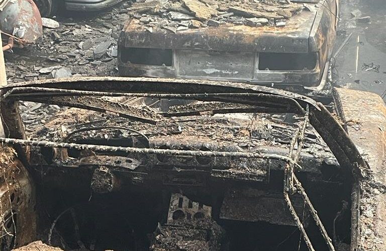 15 mașini de epocă au ars complet: hala din Tetarom care a luat foc adăpostea și un service în care proprietarul recondiționa.