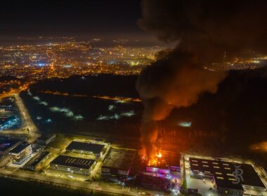 Hala afectată aparține companiei Lecom Birotica Ardeal, specializată în comerțul cu ridicata al altor bunuri de uz gospodăresc.