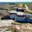 Având în vedere slaba mobilizare și incapacitatea financiară a constructorului italian de a continua proiectele pe care le derulează, managementul Companiei Naționale de Administrare a Infrastructurii Rutiere (CNAIR) a luat decizia de a rezilia contractele încheiate cu Tirrena Scavi.