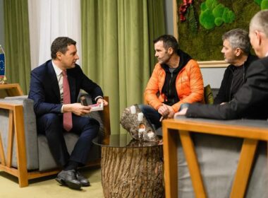 Ministrul mediului, Barna Tanczos, și directorul Romsilva, Daniel Nicolaescu, au avut o întrevedere cu reprezentanții organizației Tășuleasa Social: Alin și Tiberiu Ușeriu.