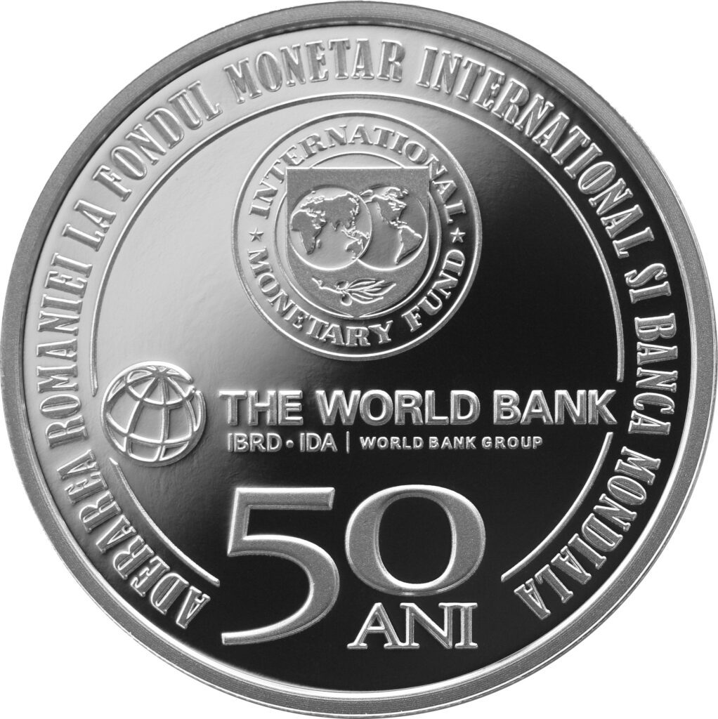 Banca Națională a României (BNR) a pus pe piață două emisiuni de monede aniversare, una de aur și una de argint. Din 28 decembrie, BNR a lansat în circuitul numismatic o monedă din aur, cu tema 100 de ani de la nașterea lui Marin Preda și alta din argint, cu tema 50 de ani de la aderarea României la Fondul Monetar Internațional (FMI) și Banca Mondială (BM). Caracteristicile monedei cu Marin Preda: Metal: aur Valoare nominală: 100 lei Titlu: 900‰ Formă: rotundă Diametru: 21 mm Greutate: 6 g Cant: zimțat Calitate: proof Aversul monedei prezintă o compoziție inspirată de romanul „Moromeții”, inscripția „ROMANIA” în arc de cerc, valoarea nominală „100 LEI”, anul de emisiune „2022”, stema României. Reversul redă portretul și semnătura lui Preda și inscripția în arc de cerc „100 DE ANI DE LA NASTEREA LUI MARIN PREDA”. Caracteristicile monedei din argint cu FMI și BM: Metal: argint Valoare nominală: 10 lei Titlu: 999‰ Formă: rotundă Diametru: 37 mm Greutate: 31 g Cant: zimțat Calitate: proof Aversul monedei din argint prezintă Palatul Vechi al BNR, inscripția în arc de cerc „ROMANIA”, stema României, valoarea nominală „10 LEI” și anul de emisiune „2022”. Reversul monedei din argint redă siglele FMI și BM și inscripțiile „ADERAREA ROMANIEI LA FONDUL MONETAR INTERNATIONAL SI BANCA MONDIALA” și „50 ANI”. Monedele din aur și argint vor fi ambalate în capsule de metacrilat transparent. Monedele din aur vor fi însoţite de broşuri de prezentare și de certificate de autenticitate, redactate în limbile română, engleză şi franceză. Cele din argint sunt însoţite de certificate de autenticitate a emisiunii, redactate în limbile română, engleză şi franceză. Pe certificatele de autenticitate ale monedelor din aur și argint se găsesc semnăturile guvernatorului BNR şi casierului central. Tirajul maxim pentru cea din aur este de 1.000 de piese, pentru cea din argint, de 5.000. Preţurile de vânzare sunt 2.900 de lei, exclusiv TVA, pentru moneda din aur; de 480 de lei, exclusiv TVA, pentru cea din argint. Monedele din aur cu tema 100 de ani de la nașterea lui Marin Preda și cele din argint cu tema 50 de ani de la aderarea României la FMI și BM au putere circulatorie pe teritoriul României. Lansarea în circuitul numismatic a acestor monede din aur și argint se realizează prin sucursalele regionale ale BNR din Cluj, Timiş, Bucureşti, Constanța, Dolj, Iaşi.