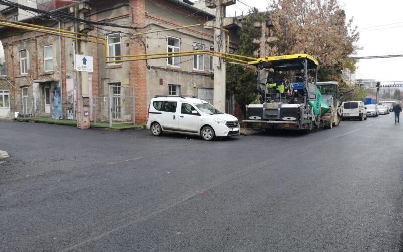 În cadrul lucrărilor de întreținere curentă și periodică a drumurilor aflate în administrare, Consiliul Județean (CJ) Cluj a derulat lucrările de asfaltare pe trei drumuri de acces situate în incinta platformei industriale Clujana.