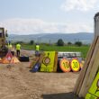 Ministrul Attila Cseke a semnat 27 de noi contracte de finanțare prin Programul Național de Investiții Anghel Saligny, de 323 milioane lei, pentru modernizarea infrastructurii rutiere, construirea de poduri, podețe și punți pietonale, înființarea sau extinderea rețelelor de alimentare cu apă și canalizare.