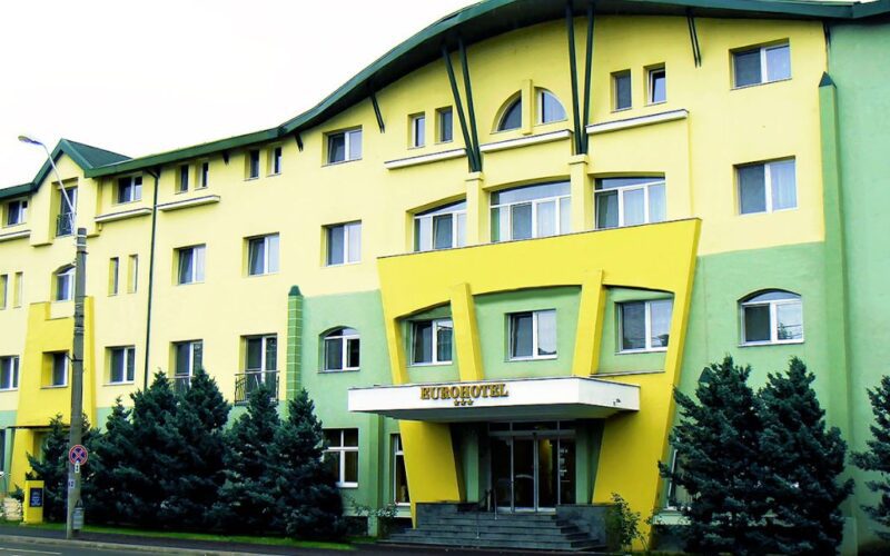 SIF Hoteluri, holdingul hotelier al Societății de Investiții Financiare Banat-Crișana, a încheiat o promisiune bilaterală de vânzare-cumpărare privind transferul întregii activități hoteliere, economice și comerciale din cadrul EuroHotel.