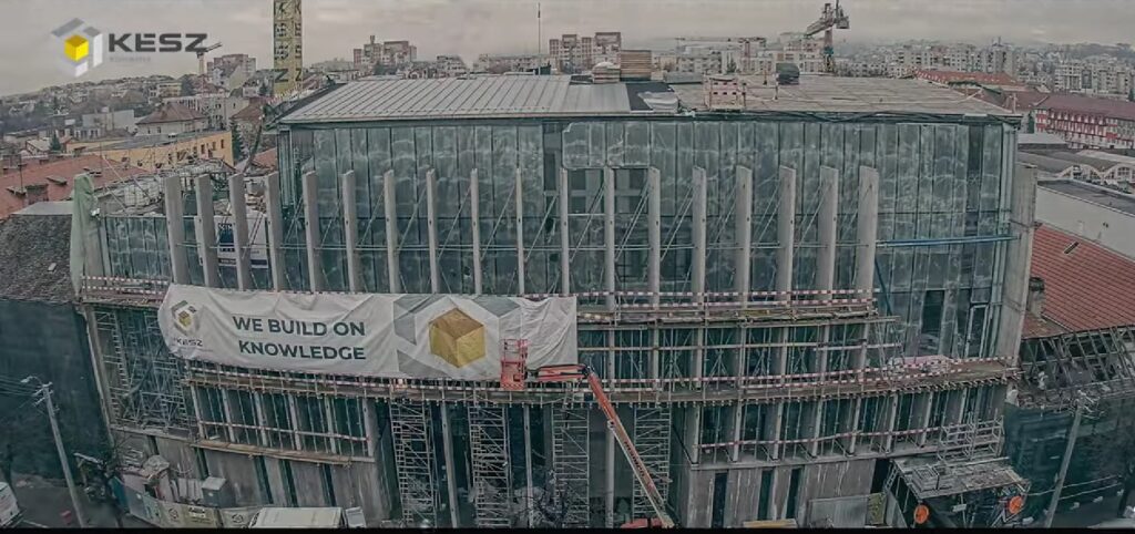 Videoclipul redat de constructorul KESZ România surprinde toate etapele construirii sediului central administrativ al Băncii Transilvania (BT).