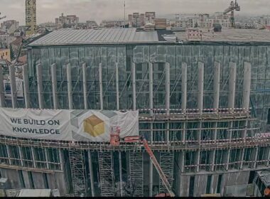 Videoclipul redat de constructorul KESZ România surprinde toate etapele construirii sediului central administrativ al Băncii Transilvania (BT).