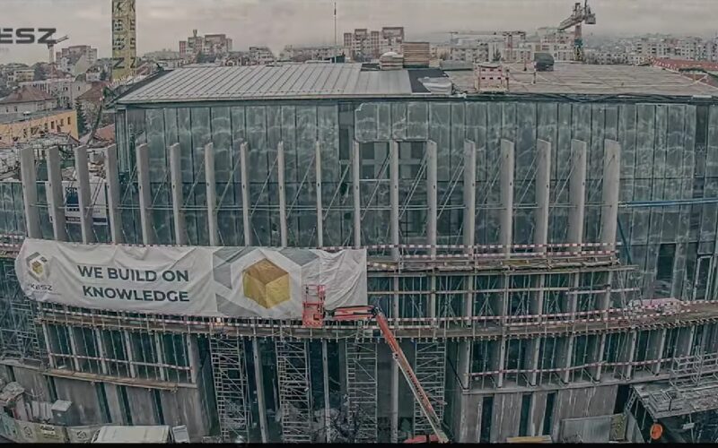 Videoclipul redat de constructorul KESZ România surprinde toate etapele construirii sediului central administrativ al Băncii Transilvania (BT).