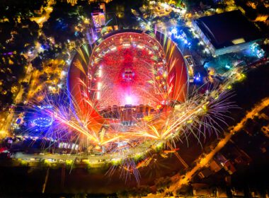 După o pauză de trei ani, revista britanică DJ Mag a publicat primul top al celor mai mari 100 de festivaluri ale lumii. Voturile au fost date de fanii de pe întreg mapamondul.