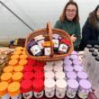 Atmosferă faină la Târg în Seră la Vultureni. Este printre primele târguri de producător organizate anul acesta.