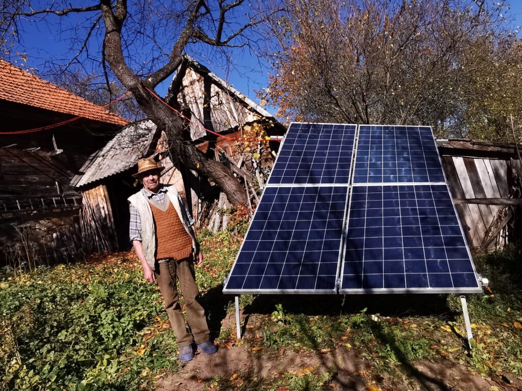 Societatea timișeană de soluții energetice Amur Solar Energy (ASE), care acționează sub brandul eSolar, a reușit să instaleze panouri solare pentru 89 de persoane - 25 de familii din cătunul Ursici - Boșorod.