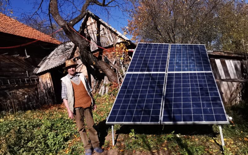 Societatea timișeană de soluții energetice Amur Solar Energy (ASE), care acționează sub brandul eSolar, a reușit să instaleze panouri solare pentru 89 de persoane - 25 de familii din cătunul Ursici - Boșorod.