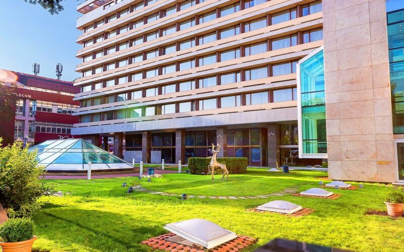 Misiunea noii echipe manageriale va fi implementarea unui proces de modernizare și reamenajare care să readucă Aro Palace în topul preferințelor turiștilor, renovarea Hotelului Capitol și includerea sa într-un lanț internațional. 