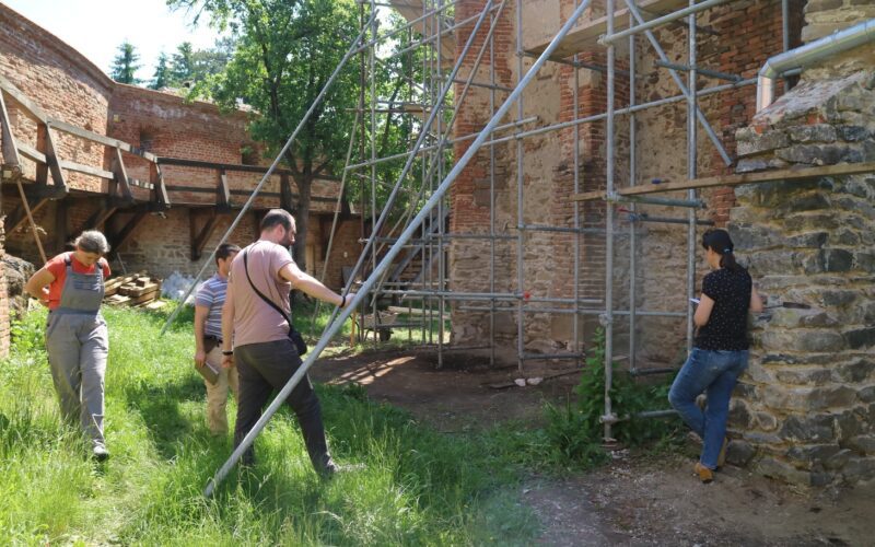 Cei patru parteneri pentru Heritage Center (HC) sunt Universitatea Babeș-Bolyai (UBB), Ordinul Arhitecților din România (OAR), Mihai Eminescu Trust (MET), Ambulanța pentru Monumente - Transilvania Sud (Asociația Monumentum).