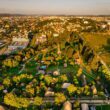 Proiectul de la Parcul Etnografic Național Romulus Vuia (PENRV) a fost realizat pe baza unui concurs internațional din 2017, câștigat de un arhitect clujean. Acesta cuprindea clădire administrativă, centru pentru vizitatori, spațiu de restaurare, sat de vacanță pentru activități interactive.