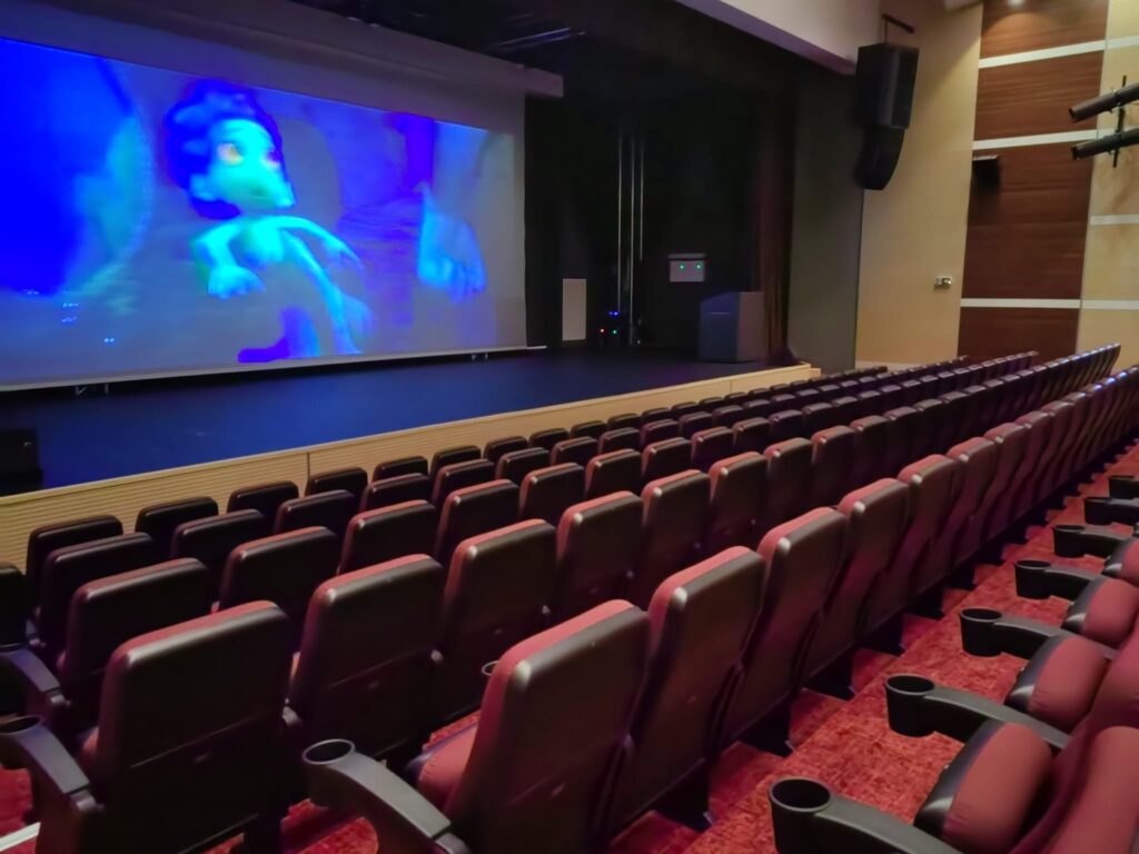 Primele bilete la Cinematograful Scala se vor pune în vânzare începând din 20 februarie, potrivit Sălajul Liber. Tichetele vor fi disponibile atât la casa de bilete de la Scala, cât și online, de pe website care va deveni funcțional de luni.