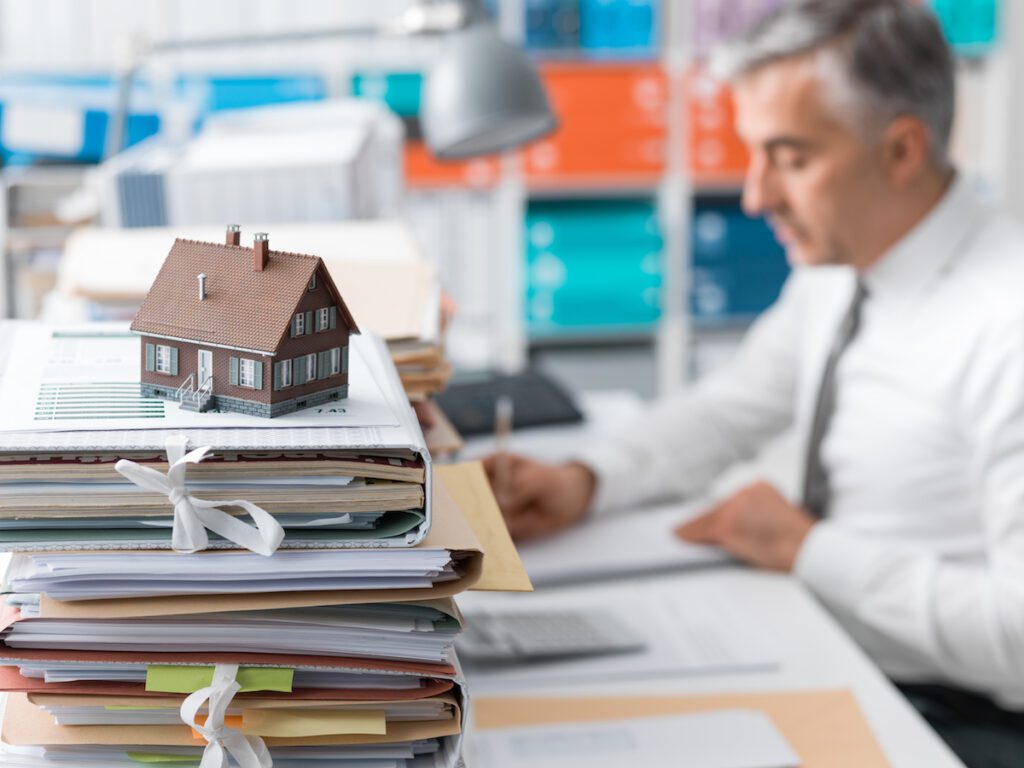 Propunerea legislativă privind organizarea activității de intermediere imobiliară a fost depusă la Camera Deputaților și înregistrată la Senatul României pentru dezbatere în prima etapă de legiferare.