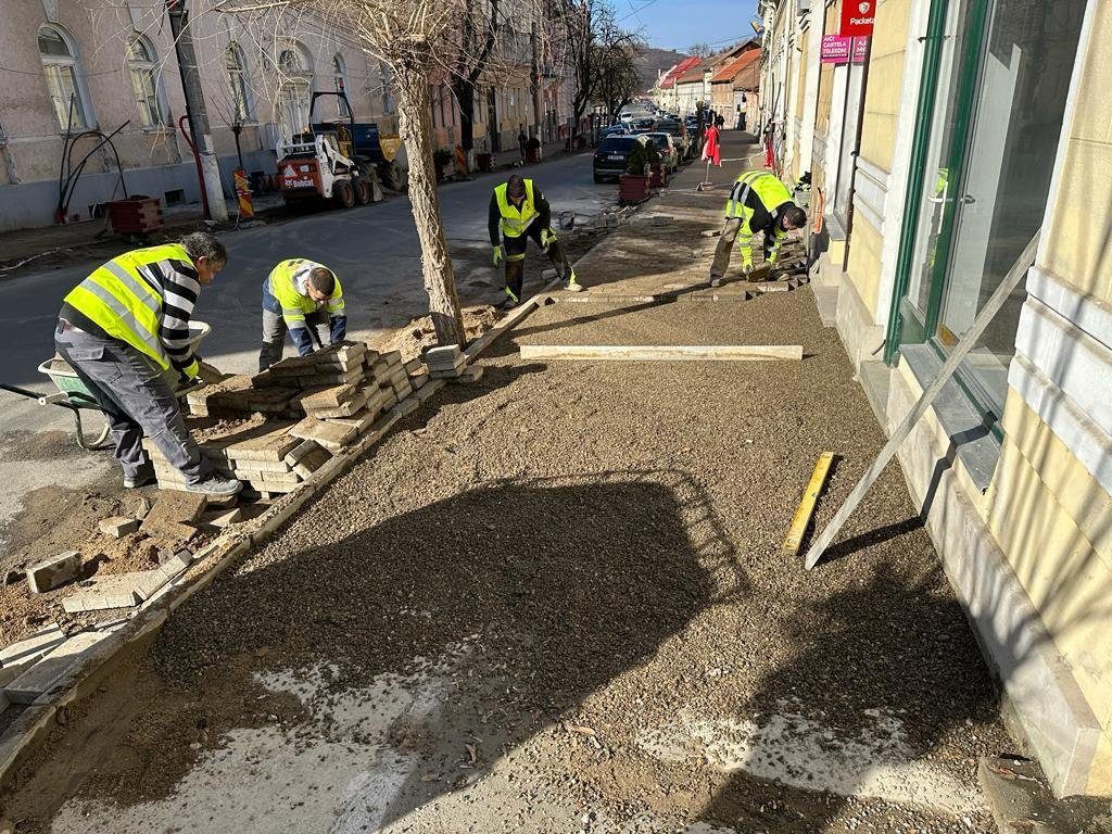 Am stabilit detaliile atât cu echipa care se ocupă de lucrarea tehnică - relocarea efectivă a cablurilor, cât și cu echipa de refacere a zonei Școlii Silvania – Sinagogă.