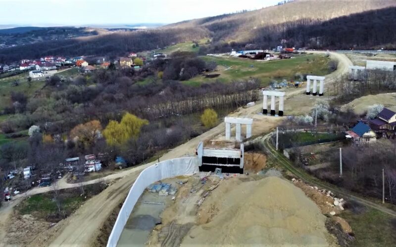 Mitul constructorilor chinezi vitezomani e spulberat și în România. Sinohydro nu a rupt gura târgului pe Centura Zalău, ba dimpotrivă.