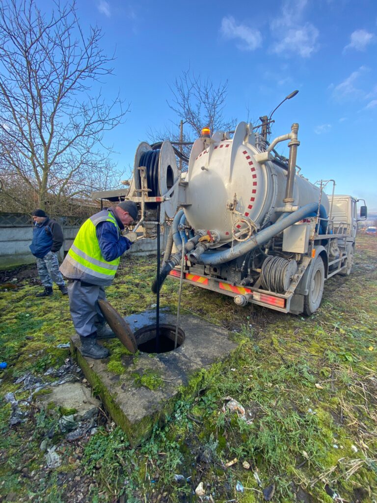CAS a predat constructorului amplasamentul celor 100 de străzi și tronsoane de străzi pe care vor începe lucrările de reabilitare a rețelelor de apă și canalizare.