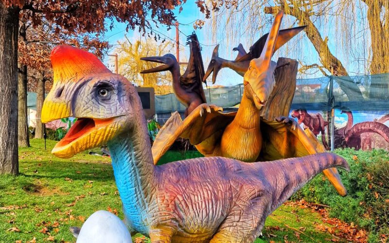 Dinozaurii revin din 2 martie în Iulius Parc: vizitatorii au șansa să afle cele mai captivante, interesante și educative informații, dar și să interacționeze cu 35 de specii preistorice, reproduse în mărime naturală.