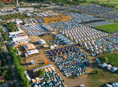 Banca Transilvania va împăduri campingul Electric Castle Angajații grupului bancar clujean și echipa festivalului din comuna Bonțida se implică într-o acțiune de plantare în zonă. “EC Village e casa noastră la Electric Castle. Mai mult decât un camping, e un miniorășel ridicat de la zero în fiecare an unde, timp de cinci zile, trăim întreaga experiență autentică a festivalului. Împreună cu prietenii de la Banca Transilvania (BT), vrem să amenajăm mai multe zone umbrite și spații pline de verdeață. Începem în 8 aprilie cu plantarea a 300 de copaci mari, plus o mulțime de arbuști. Continuăm în fiecare toamnă și primăvară cu noi acțiuni de plantare”, arată organizatorii Electric Castle. Festivalul de muzică electronică din județul Cluj a anunțat primii 30 de artiști confirmați pentru viitoarea ediție. Printre aceștia se află The Chemical Brothers, Iggy Pop și George Ezra. Alături de ei sunt Sigur Ros, Tash Sultana, Peggy Gou, REZZ, Pendulum. Organizatorii au anunțat noi opțiuni de cazare în Glamping – o zonă din EC Village dedicată exclusiv structurilor speciale. Variantele includ cazări pentru 2-7 persoane în căsuțe, igluuri sau corturi amenajate, în număr limitat. Variantele de cazare în propriul cort sau rulotă sunt încă disponibile, la fel și noul car camping.
