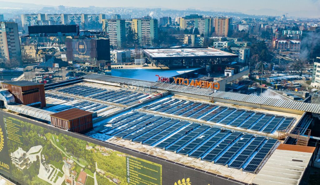 Iulius este singura companie de pe piaţa de real estate din România care implementează în toate proprietăţile sale, dezvoltate și operate, un amplu proiect ce vizează sporirea autonomiei energetice prin instalarea de panouri fotovoltaice.