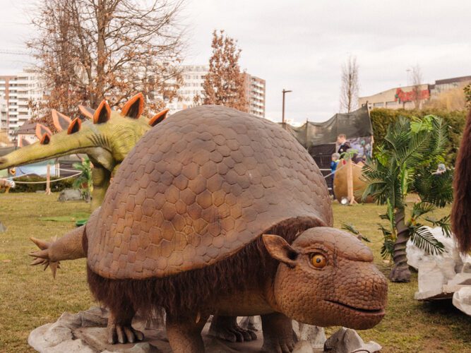 Iulius Parc s-a transformat într-un tărâm fermecător care merită explorat de către toți iubitorii mici și mari de dinozauri. 